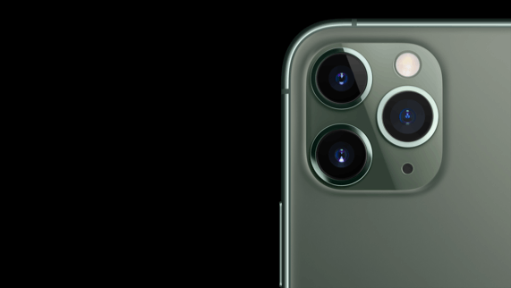 리뷰 텍스트들 옆에 위치한 iPhone 11 Pro.