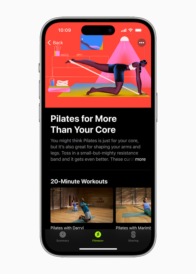 أحدث مجموعات Apple Fitness+ المسماه Pilates for More Than Your Core على iPhone 14 Pro.