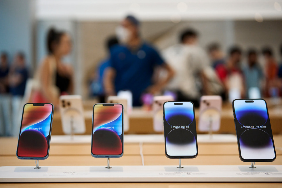 طاولة عرض في متجر Apple Orchard Road تعرض iPhone 14 وiPhone 14 Pro وiPhone 14 Pro Max.