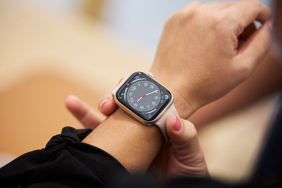 عميلة في متجر Apple Orchard Road تجرّب ساعة Apple Watch. 
