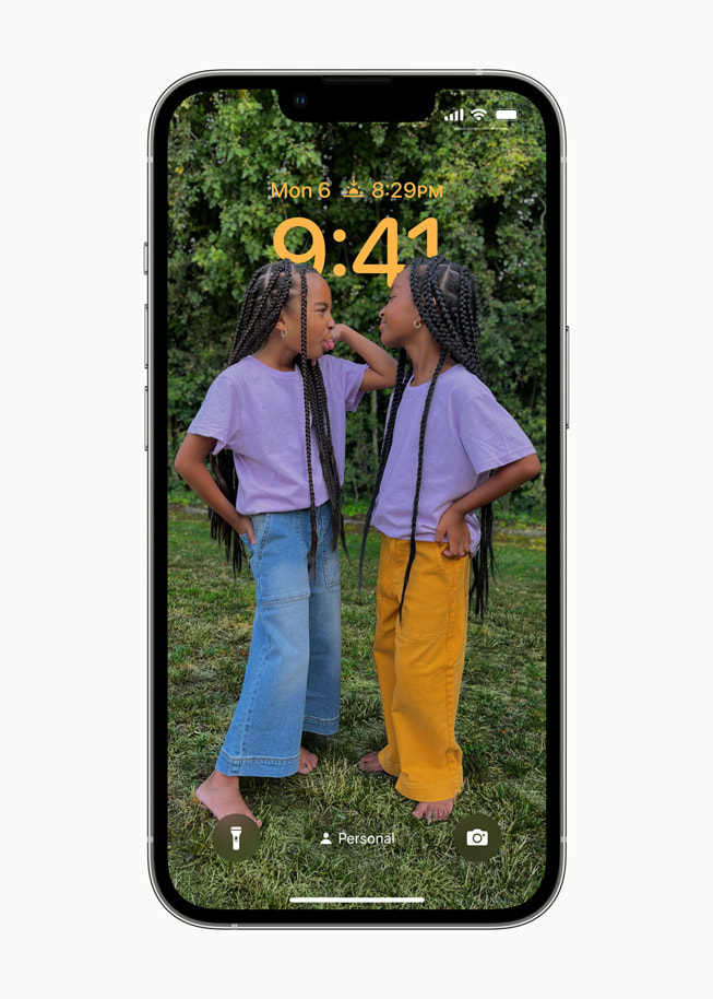 iOS 16’daki kişiselleştirilmiş bir Kilit Ekranı’nda kullanıcının Kişisel Odak ayarını kullandığı gösteriliyor.