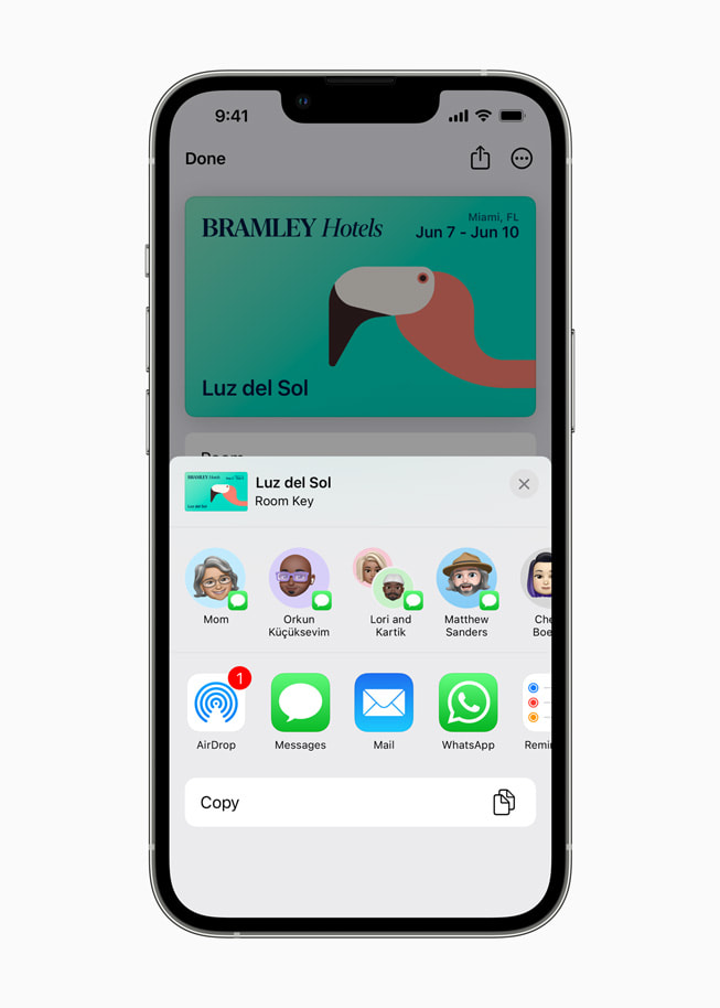 Bir iPhone ekranında otel odası anahtarını dijital olarak paylaşması için kullanıcıya sunulan seçenekler gösteriliyor.