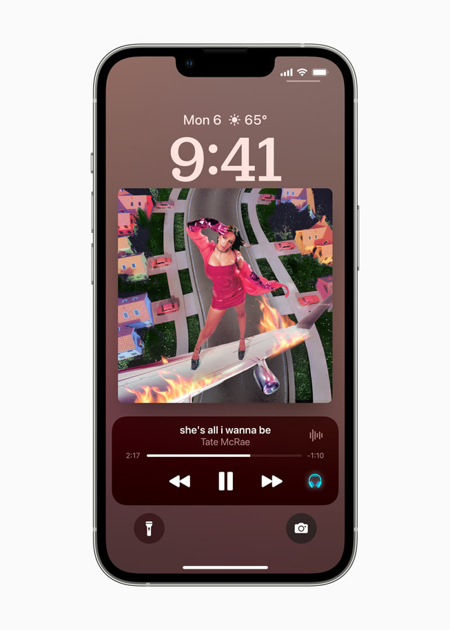 iOS 16’daki kişiselleştirilmiş Kilit Ekranı’nda bir kullanıcının yaklaşan Uber aracı gösteriliyor.
