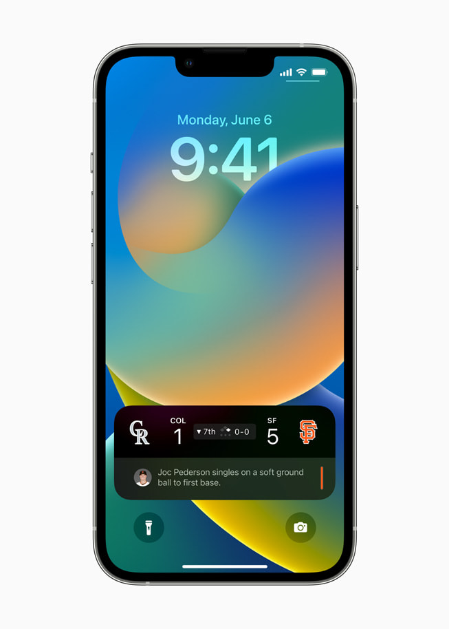 iOS 16’daki kişiselleştirilmiş Kilit Ekranı’nın alt kısmında çalan bir şarkı gösteriliyor.