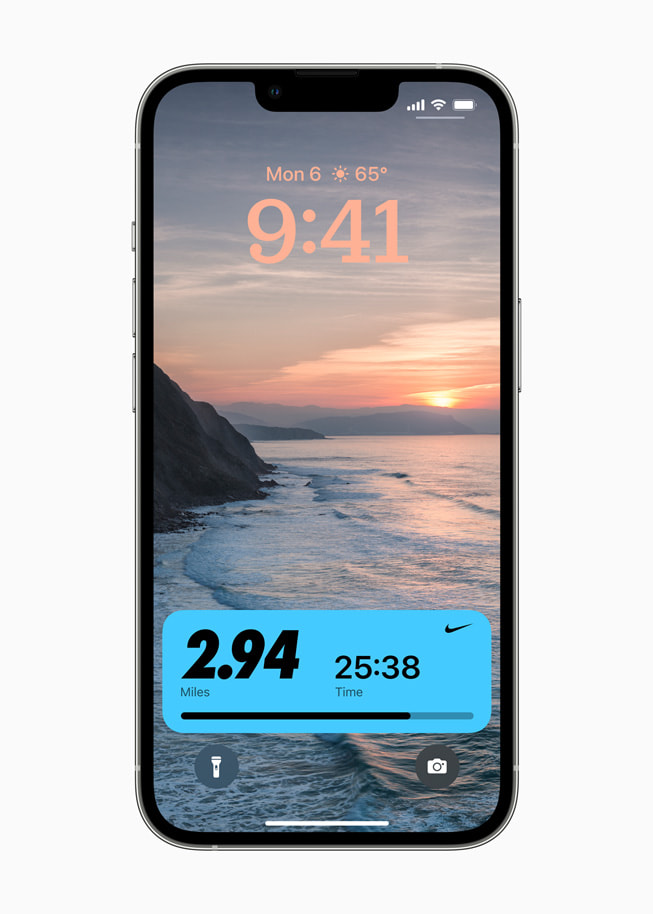 iOS 16’daki kişiselleştirilmiş Kilit Ekranı’nda bir kullanıcının Nike Run Club antrenmanının ilerleme durumu gösteriliyor.