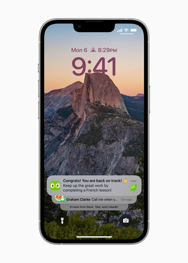 iOS 16’da bir kullanıcının iPhone ekranının alt kısmında, yeniden tasarlanmış bildirimler gösteriliyor.