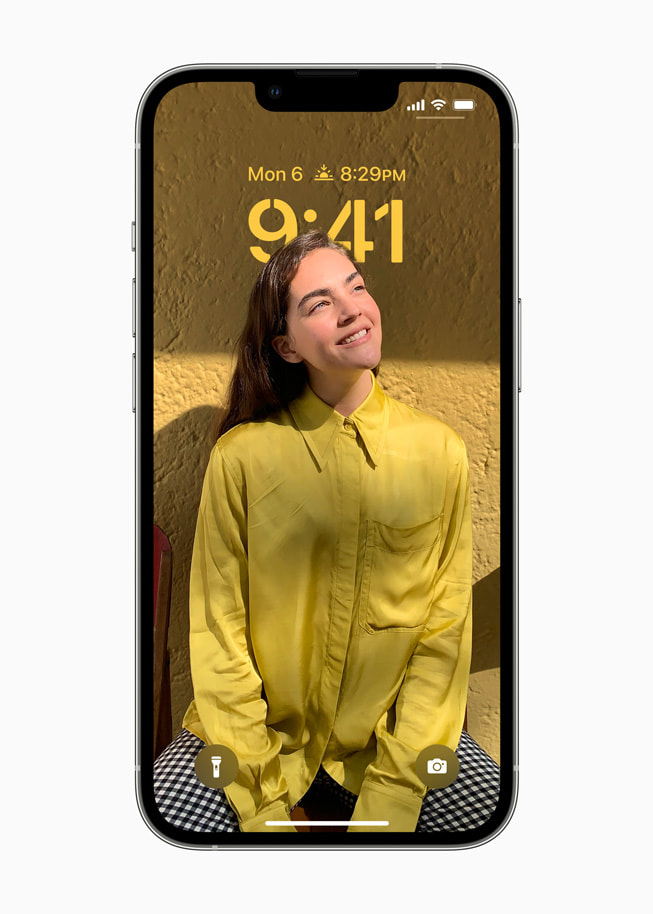 iOS 16’daki kişiselleştirilmiş Kilit Ekranı’nda bir kadın ve küçük bir kızın yakın çekim fotoğrafı gösteriliyor.