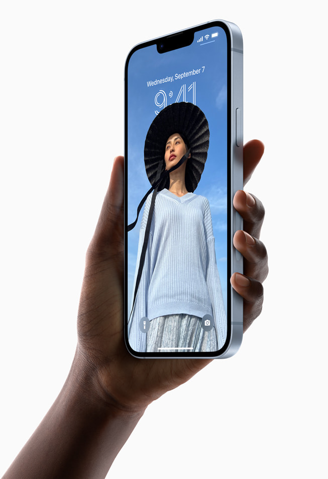 En hånd som holder den nye iPhone 14 Plus.