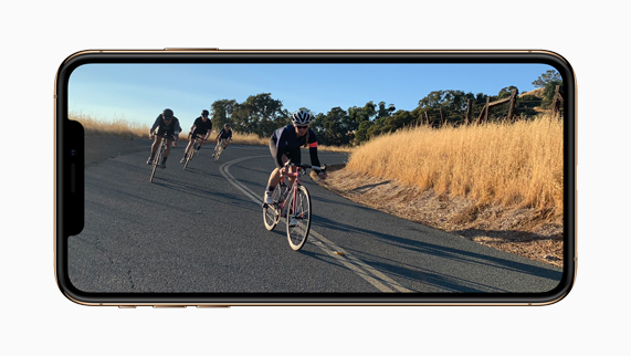 Dinamik video görüntüsünü gösteren iPhone Xs. 