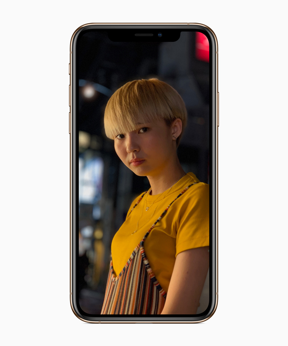Sahne Işığı ile Portre modundaki bir görüntüyü gösteren iPhone Xs. 