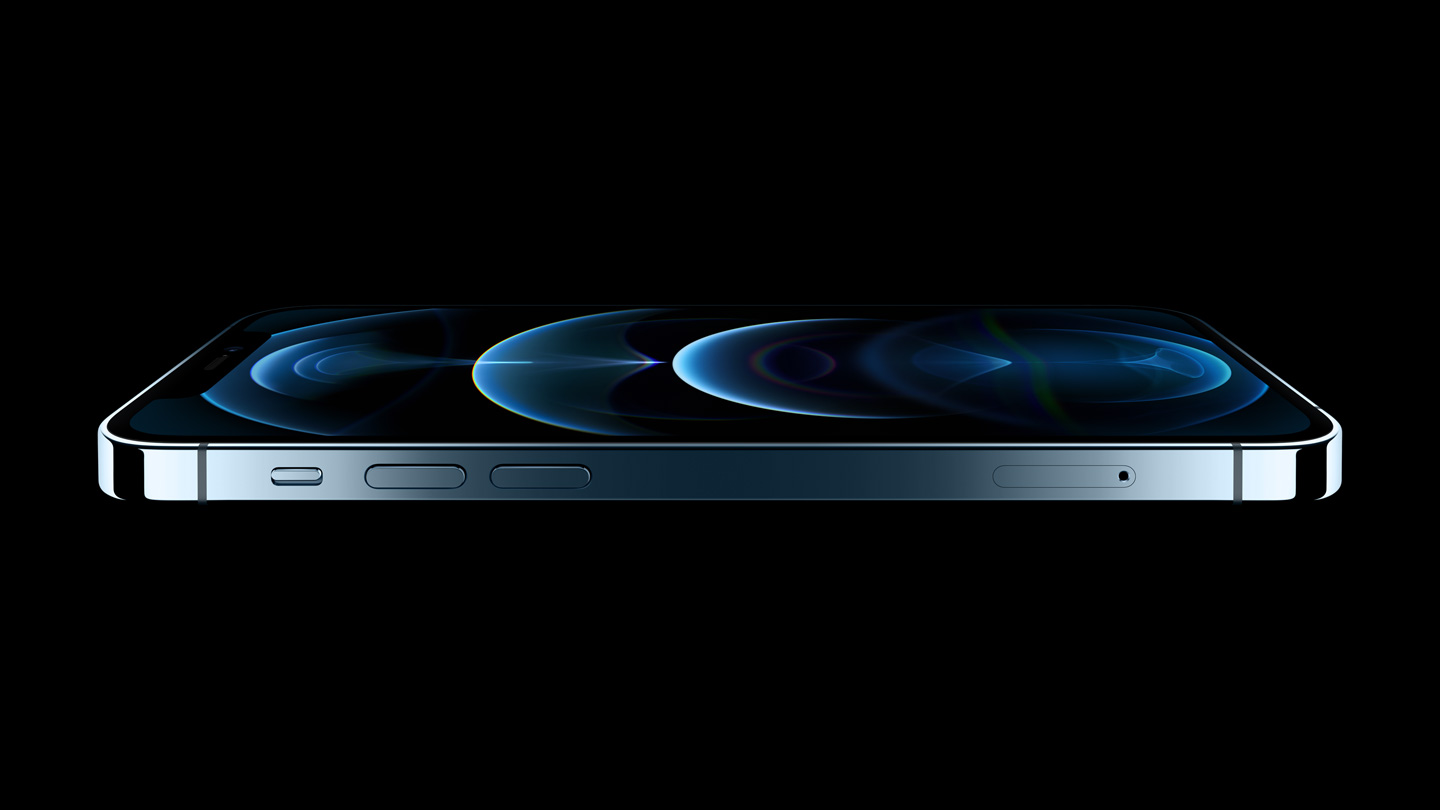 iPhone 12 Pro yatay profilinde düz kenarlı tasarımı ve Ceramic Shield ön yüzü görülüyor. 