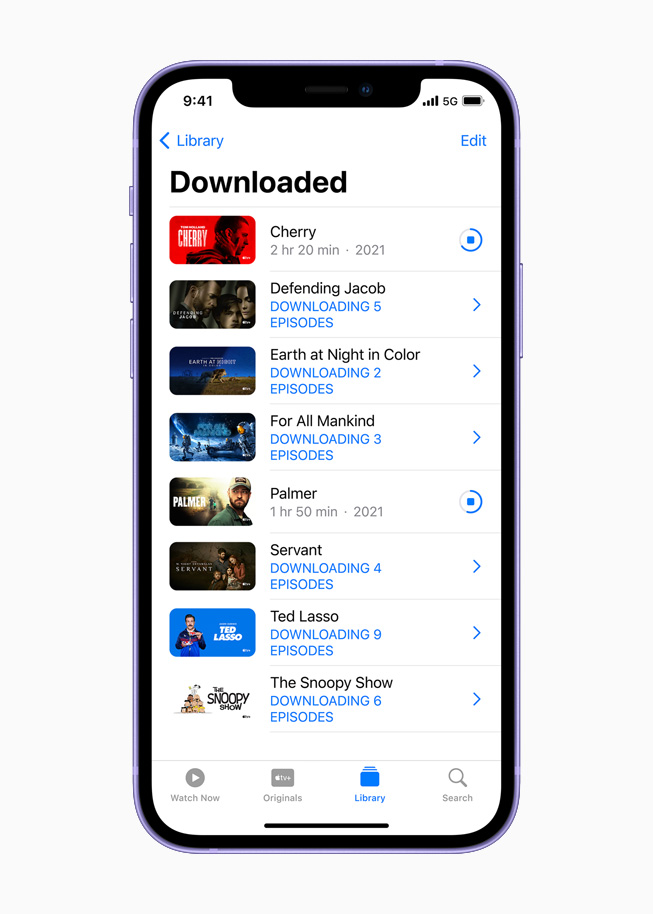 Apple TV 앱을 보여주는 iPhone 12. 