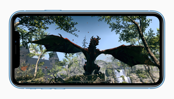 AR deneyimini gösteren iPhone XR.