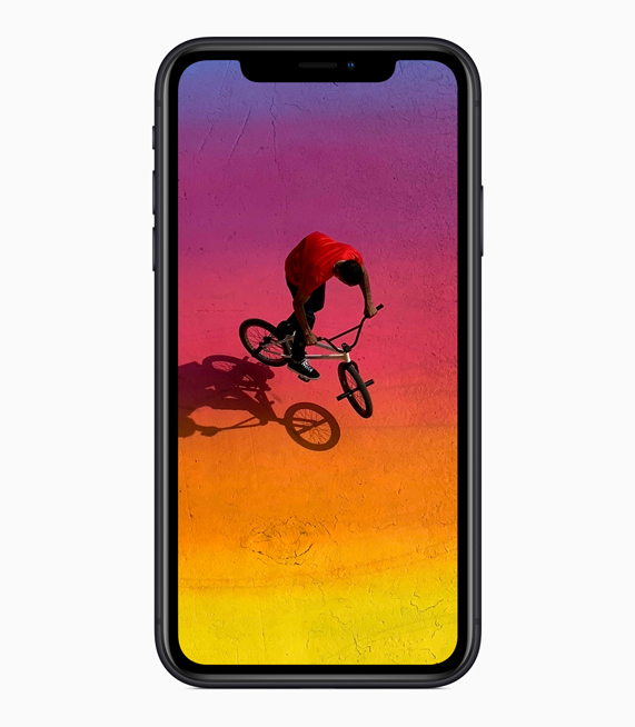Ön yüzeyin tamamını oluşturan Liquid Retina ekranı gösteren iPhone XR.