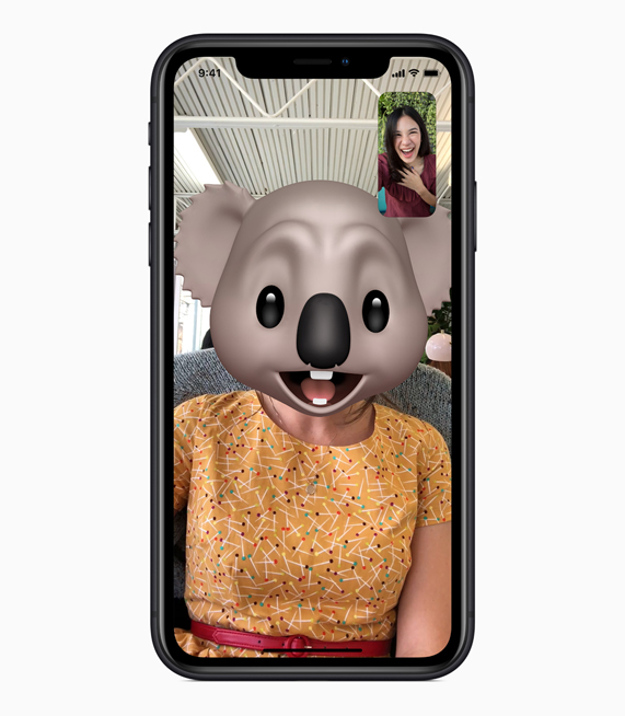 Ekranda Animoji FaceTime’ın gösterildiği iPhone XR.