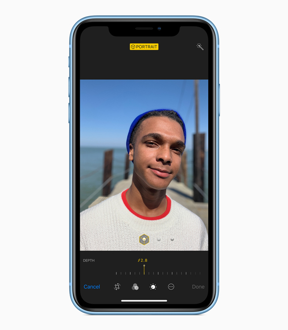フルスクリーン画像を表示しているiPhone XR。