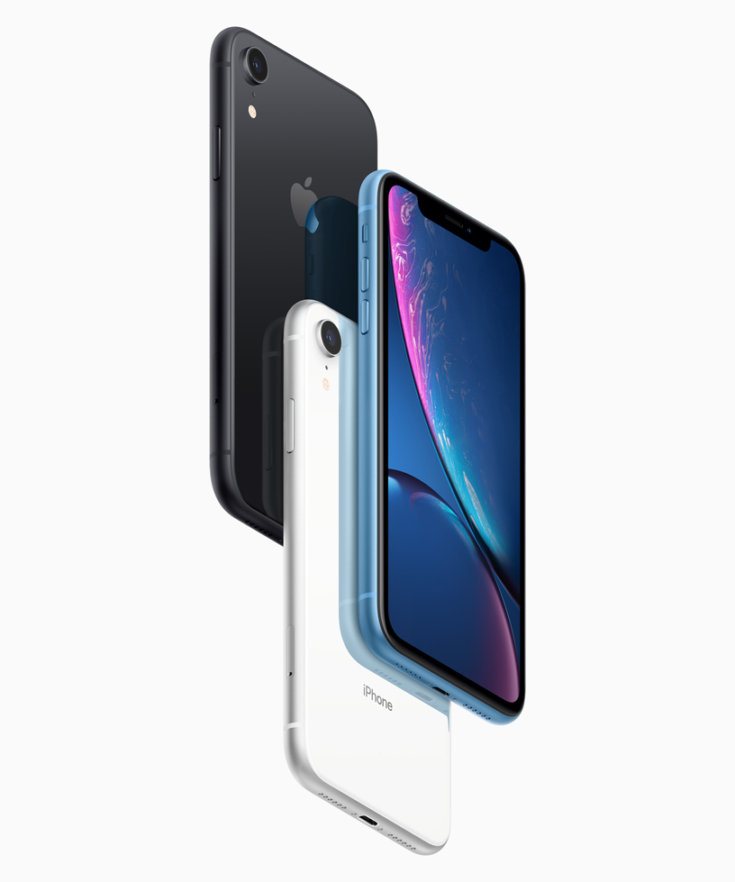 ブラック、ホワイト、ブルーで仕上げられた3台のiPhone XR。