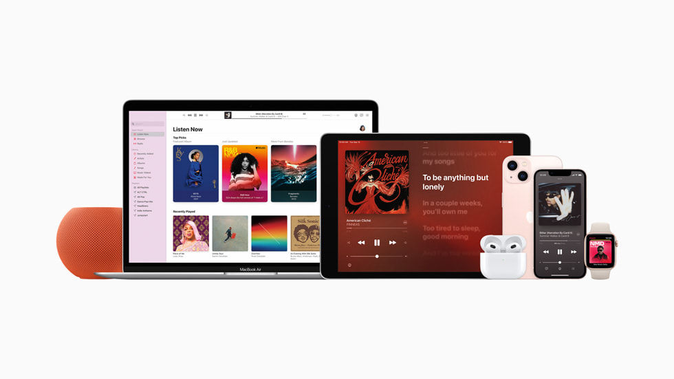 Çeşitli Apple aygıtları gösteriliyor: HomePod mini, MacBook Air, iPad, AirPods, iPhone, iPhone mini ve Apple Watch.