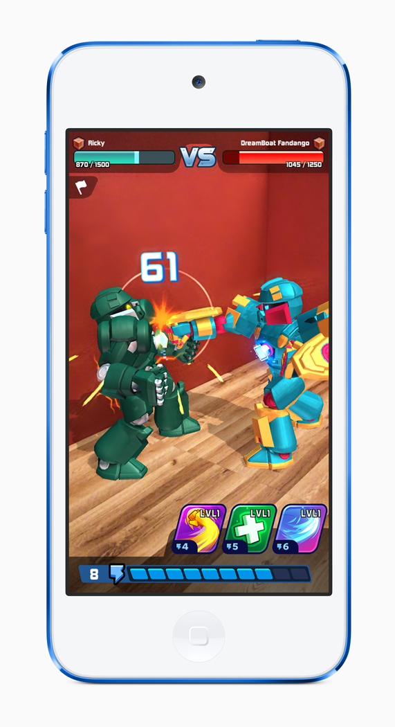 iPod touch’ta görüntülenen bir robot savaşı oyunu. 