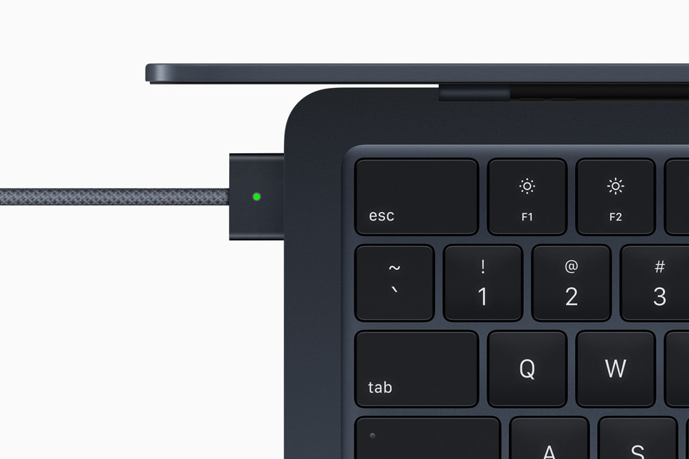 細部まで表示された、新しいMacBook AirのMagSafe充電ポート。