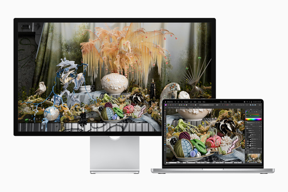  Studio Display ve MacBook Pro’da bir fotoğraf düzenleme iş akışı gösteriliyor.
