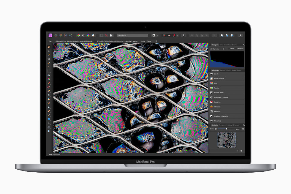 Güncellenen uzay grisi MacBook Pro’da Affinity Photo ile RAW biçimli görseller üzerinde çalışma.