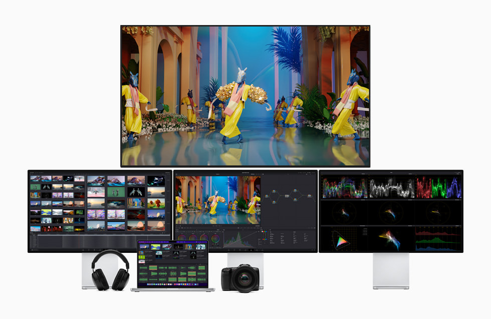 다수의 외부 디스플레이를 구동하는 신형 MacBook Pro.