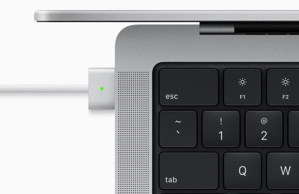 MagSafe 3를 보여주는 MacBook Pro.
