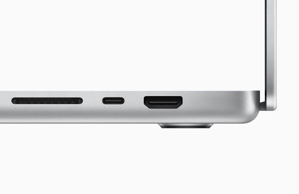 측면의 연결 포트를 보여주는 새로운 MacBook Pro.