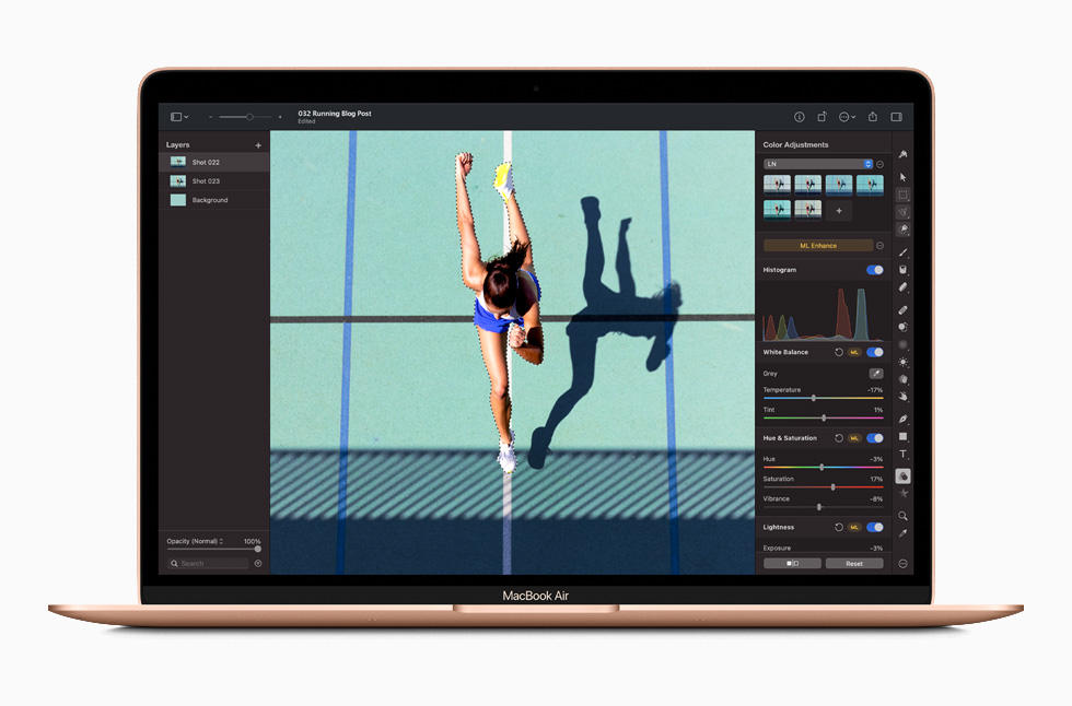 MacBook Air’de Photoshop’taki bir fotoğraf düzenleme ekranı görüntüleniyor.