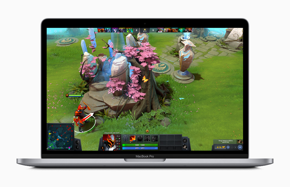 MacBook Pro’da görüntülenen Dota 2 oyun deneyimi. 