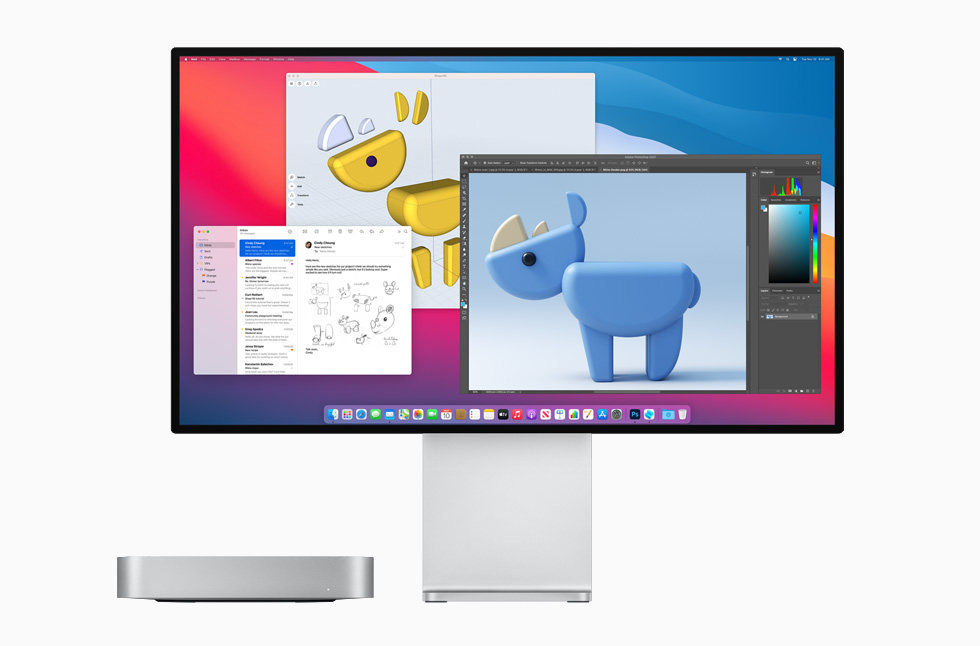 Gümüş rengi Mac mini ve Pro Display XDR. 
