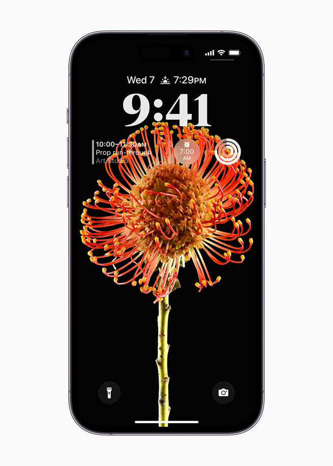 iPhone 14 Pro’da iOS 16’daki kişiselleştirilmiş Kilit Ekranı ve araç takımları gösteriliyor.