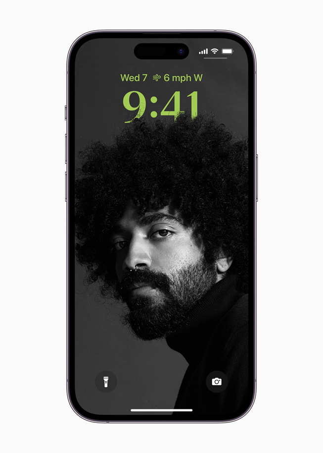 iPhone 14 Pro’da iOS 16’daki kişiselleştirilmiş Kilit Ekranı ve araç takımları gösteriliyor.