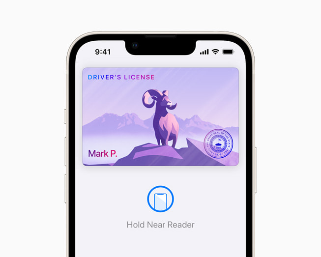 iOS 15를 통해 지갑 앱에서 운전면허증을 보여주는 iPhone 13 스타라이트.