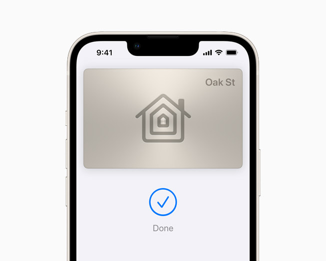 iOS 15를 통해 지갑 앱에서 집 키를 활용하는 모습을 보여주는 iPhone 13 스타라이트.