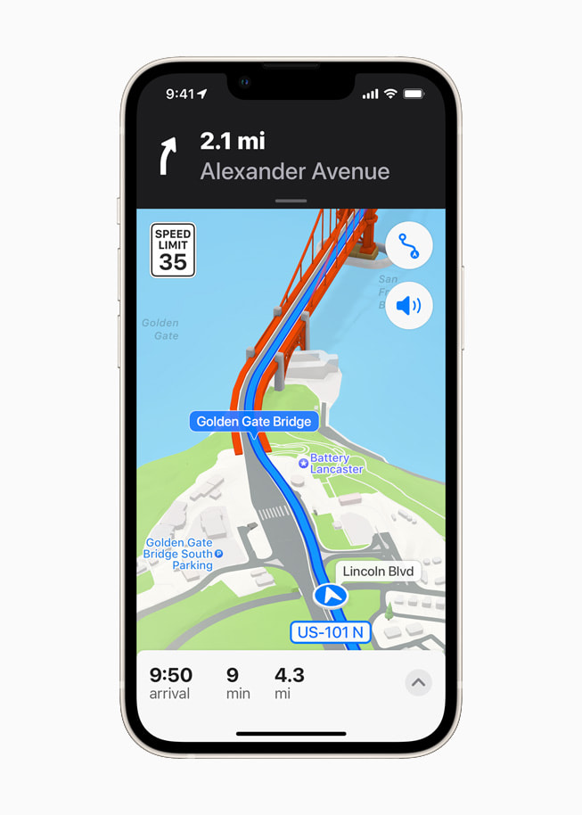 iOS 15의 3차원 도시 네비게이션 기능을 통해 지도 앱의 샌프란시스코를 보여주는 iPhone 13 스타라이트.