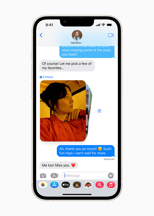 iOS 15의 사용자와 공유됨 기능으로 메시지를 통해 사진을 공유하는 iPhone 13 스타라이트.
