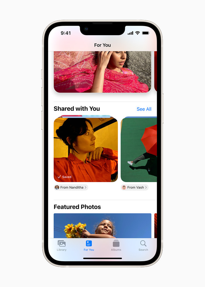 iOS 15의 사용자와 공유됨 섹션을 사진 앱에서 보여주는 iPhone 13 스타라이트.