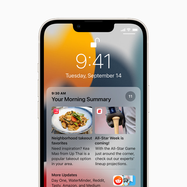 iOS 15 알람 요약을 보여주는 iPhone 13 스타라이트의 잠금 화면.