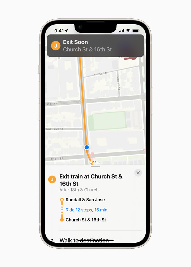 iOS 15의 향상된 대중교통 주행 경험을 지도 앱에서 보여주는 iPhone 13 스타라이트
