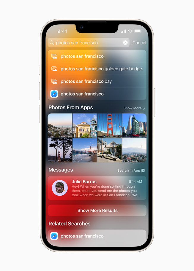 iOS 15의 Spotlight 기능으로 위치별 사진을 검색하는 iPhone 13 스타라이트.