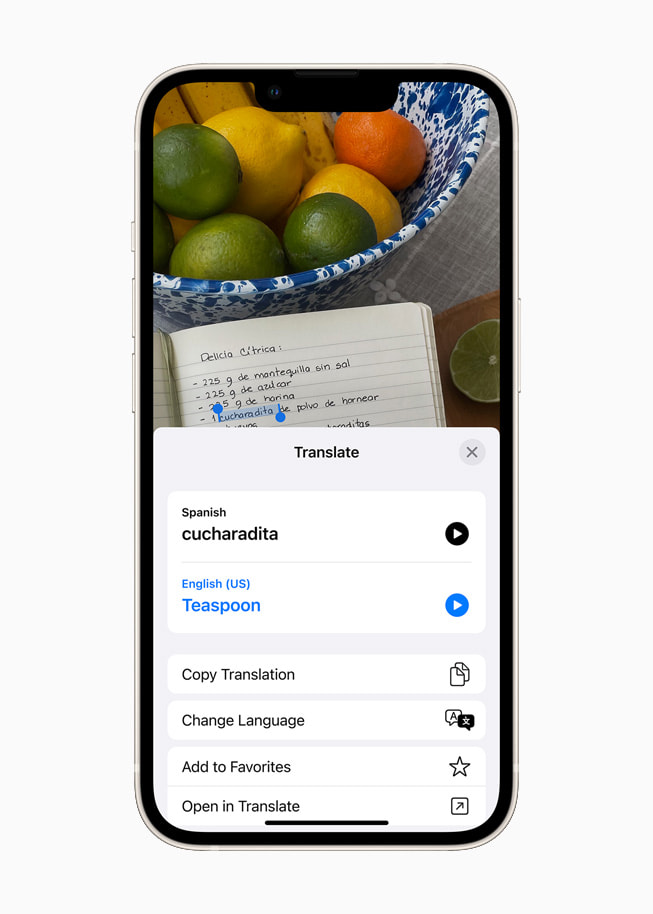 iOS 15의 번역 앱을 활용해 스페인어를 영어로 번역하는 모습을 보여주는 iPhone 13 스타라이트.