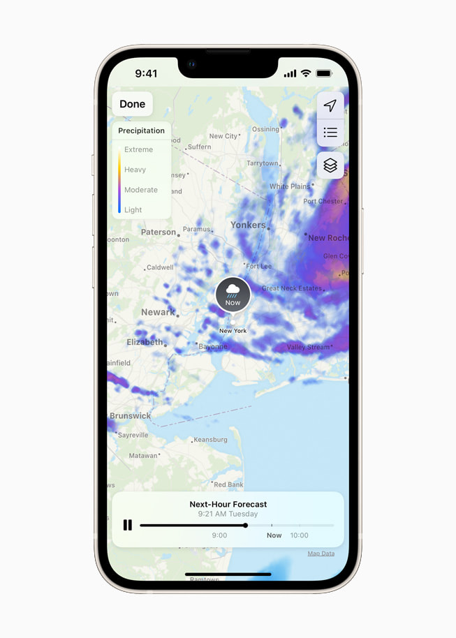 iOS 15의 새롭게 디자인된 날씨 앱으로 동적인 풀 스크린 지도를 보여주는 iPhone 13 스타라이트.