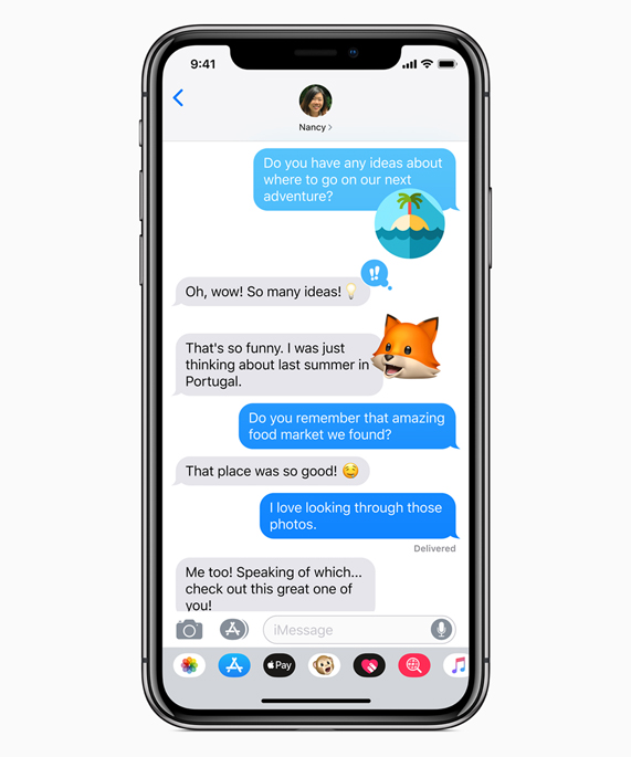 Memoji’ler içeren Mesajlar uygulamasını gösteren iPhone X.