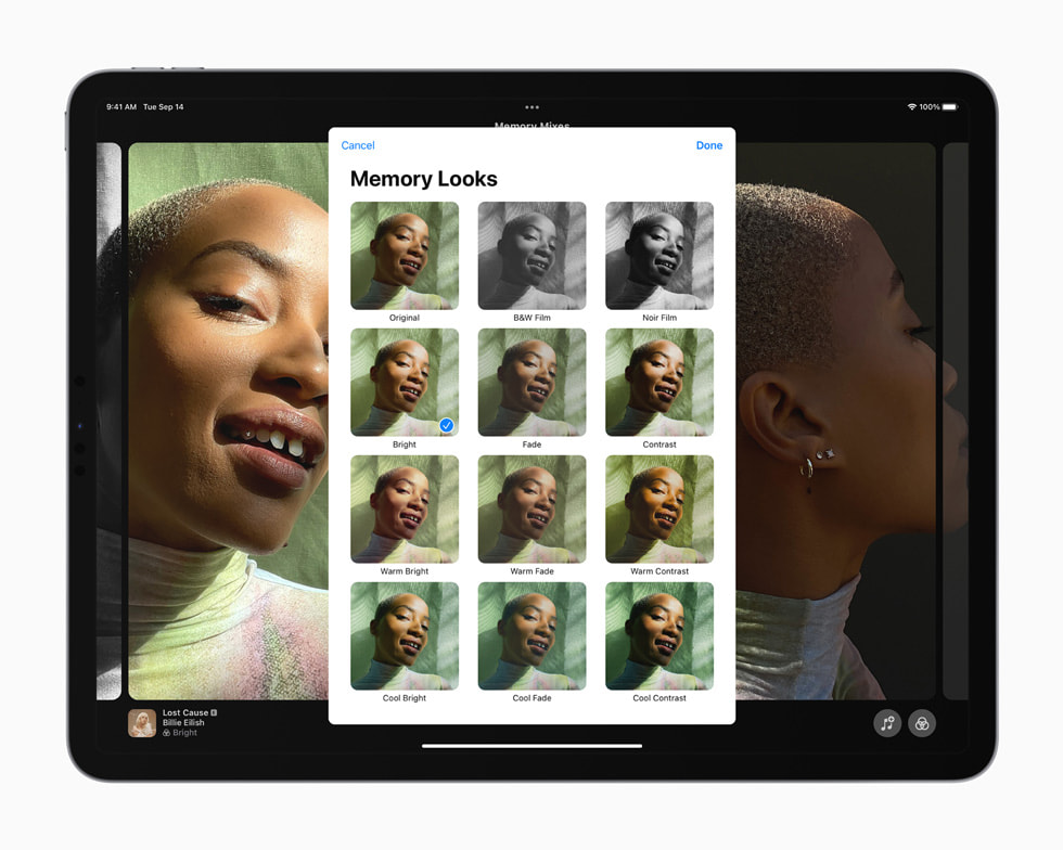 새롭게 디자인된 추억 섹션 경험을 보여주는 iPad Pro.