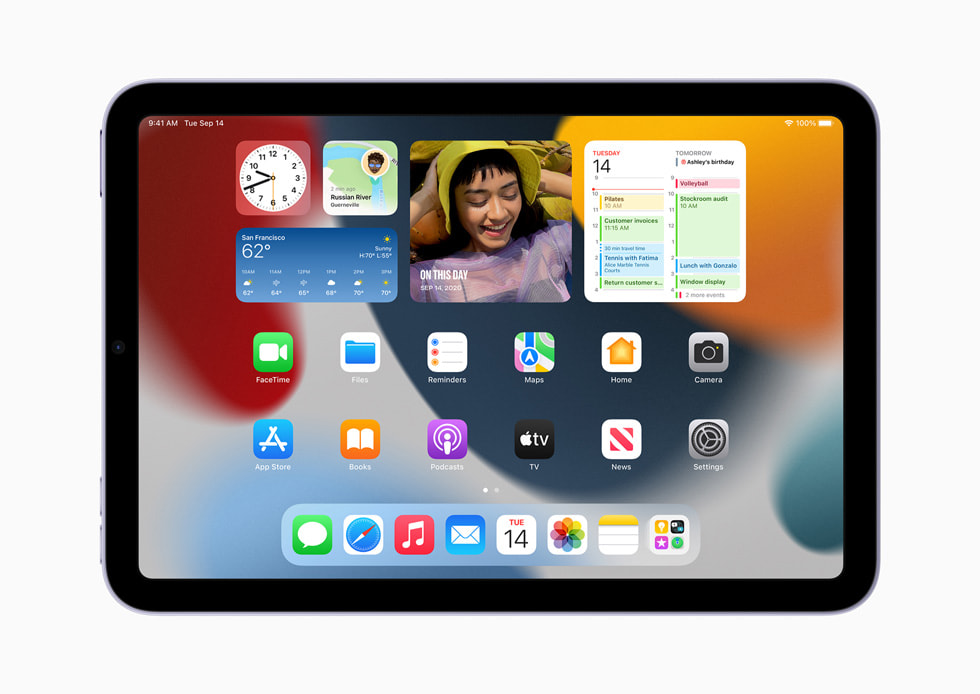새로운 홈 화면 디자인을 보여주는 iPad mini.