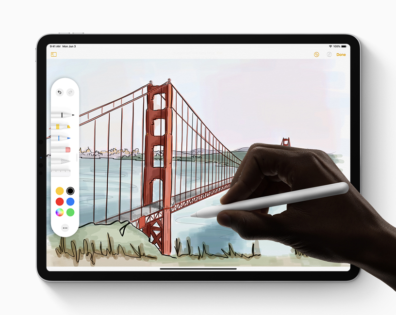 Apple Pencil ve yeni araç paletini kullanarak iPad’deki iPadOS’ta çizim yapan bir kişi.