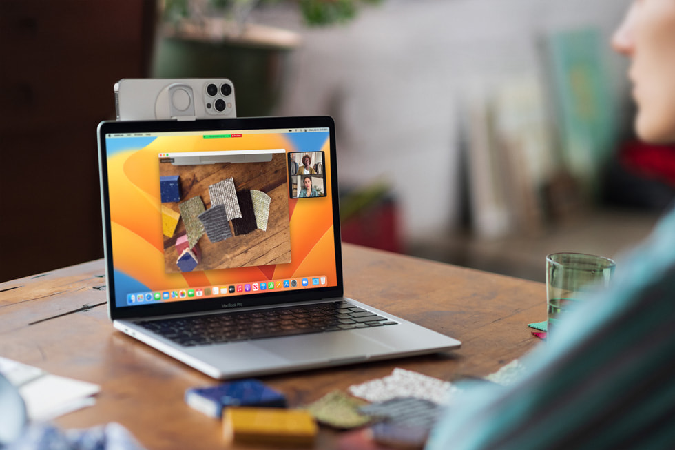 MacBook Pro’da web kamerası olarak kullanılan iPhone 13 Pro.