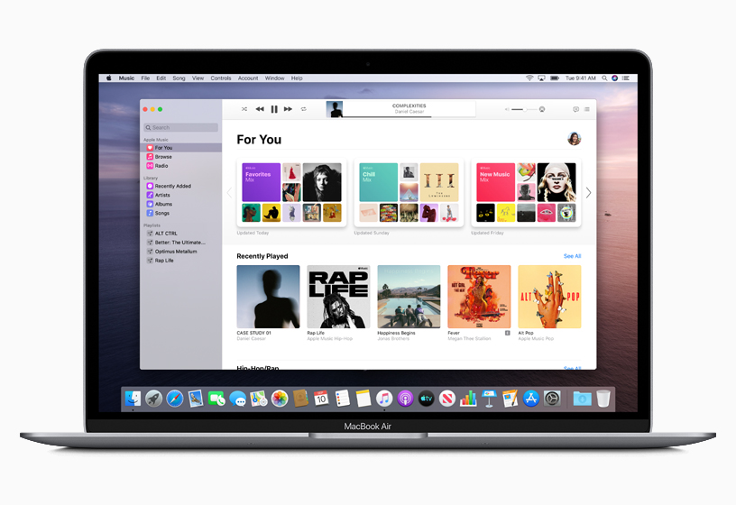 Apple Music을 보여주는 MacBook Air.